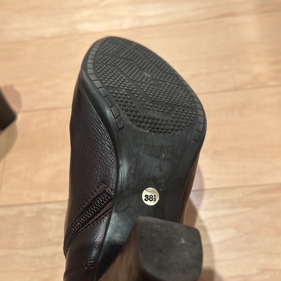 Brown Leather Heeled Boots - Picture 7 of 9